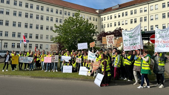 Streikende Angestellte der Asklepios-Klinik Pasewalk vor dem Gebäude. © Friederike Witthuhn Foto: Friederike Witthuhn