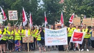 Demonstrierende halten Plakate hoch. Die Pflegekräfte der Asklepios-Klinik in Pasewalk tragen Warnwesten und fordern mehr Geld © NDR MV Foto: Sven-Peter Martens