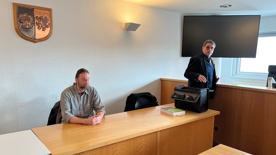 Ein Angeklagter sitzt in einem Gerichtssaal von Mecklenburg-Vorpommern. © Ramon Gerwien Foto: Ramon Gerwien