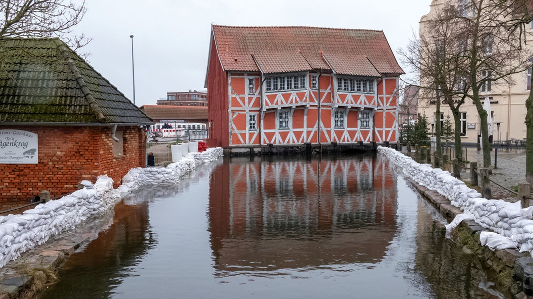Mit Sandsäcken werden bei einer Sturmflut Häuser in Hafennähe in Wismar vor dem Hochwasser geschützt. 