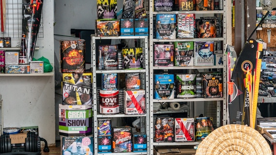 Ein Stand auf dem Grenzmarkt in Swinoujscie/ Swinemünde verkauft am 19. September 2024 in Deutschland illegales Feuerwerk und Böller. © Imago Images Foto: Imago Images/ Travel-Stock-Image