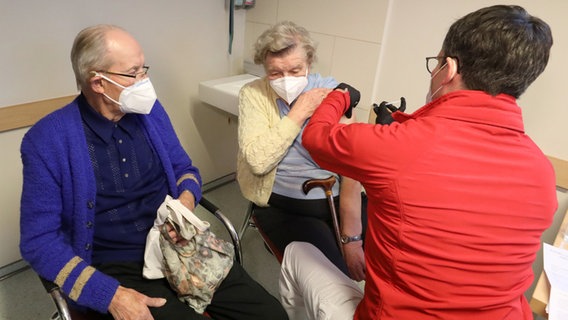 In a general practice in Neuburg in Mecklenburg-Western Pomerania, two elderly people receive the first corona vaccination.  © dpa-Bildfunk Photo: Bernd Wüstneck