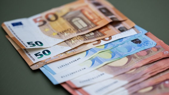 Mehrere Euro-Scheine liegen auf einem Tisch. © picture alliance/dpa Foto: Hannes P Albert