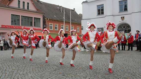 Junge Frauen in Kostümen tanzen. © NDR Foto: Tilo Wallrodt