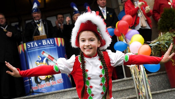 Ein Funkenmariechen des Anklamer Carneval Club e.V.(ACC) feiert in Anklam den landesweiten Auftakt der Karnevalssaison in Mecklenburg-Vorpommern mit der Übergabe des Rathausschlüssels an die Karnevalsvereine. © dpa-Bildfunk Foto: Stefan Sauer