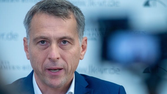 Stefan Kerth bei einer Pressekonferenz im Landratsbüro Stralsund. © dpa Foto: Stefan Sauer