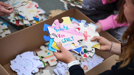 Kinder setzen große Puzzleteile zum Thema Kinderrechte zusammen © picture alliance / epd-bild Foto: Christian Ditsch