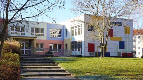 Ein typisches DDR-Kindergarten-Gebäude bunt aufgehübscht im Dezember. © NDR Foto: Christoph Woest