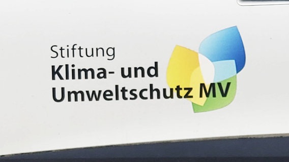 Das Foto zeigt den Schriftzug "Stiftung Klima- und Umweltschutz MV" und ein gelb-blau-grünes Singnet auf weißem Grund. © Andreas Frost Foto: Andreas Fros