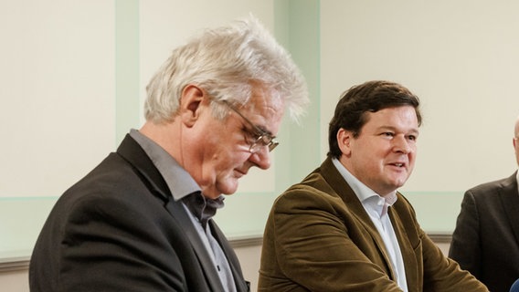 Die beiden neuen Mitglieder des Vorstands der Stiftung Klima- und Umweltschutz MV Christoph Morgen (r) und Detlef Kurreck (l) werden im Innenministerium in Schwerin vorgestellt am 17. Dezember 2024. © dpa Bildfunk Foto: Markus Scholz