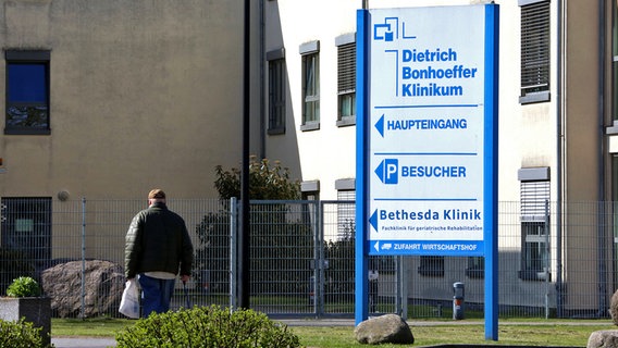 Blick auf ein Hinweisschild vor dem Dietrich-Bonhoeffer-Klinikum in Neubrandenburg, das die Richtung zum Haupteingang und Besucher-Parkplatz zeigt. © IMAGO / BildFunkMV Foto: IMAGO / BildFunkMV