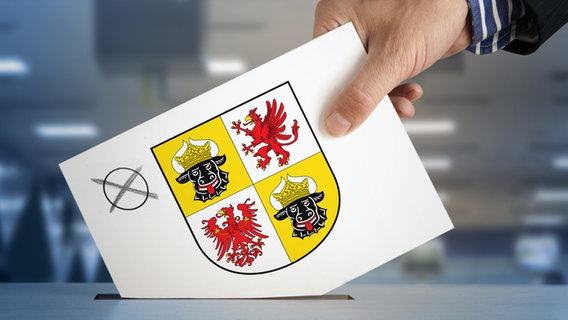 Wahlkarte mit Wahlkreuz und Wappen wird in eine Wahlurne geworfen (Fotomontage) © Fotolia.com Foto: AndreL