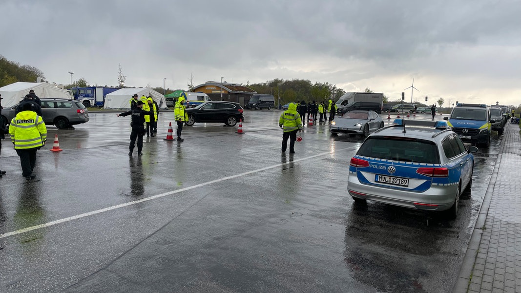 Zahlreiche Polizeibeamte und -fahrzeuge stehen auf einem Parkplatz an der A24 bei Wittenburg. Sie kontrollieren Autofahrerinnen und Autofahrer im großen Stil auf Drogeneinfluss.