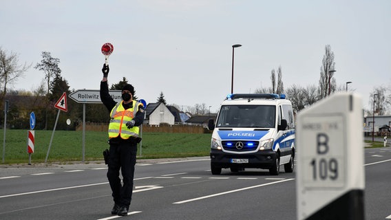 Police control on the B109 near Pasewalk  