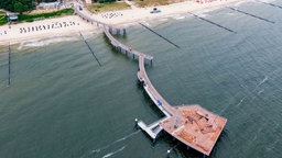Blick auf die neue Seebrücke im Ostseebad Koserow auf der Insel Usedom (Luftaufnahme mit einer Drohne).