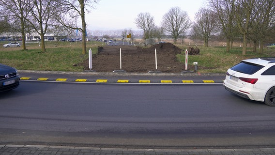 Eine Verkehrsinsel in einem Kreisverkehr. Mitten hindurch ist eine Straße freigebuddelt. © NDR Foto: Christoph Woest