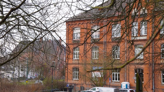 Im Vordergrund ist ein Schulgebäude aus roten Backsteinen zu sehen. Im Hintergrund links ist ein weiteres Backstein-Schulgebäude zu sehen. © NDR Foto: Christoph Woest