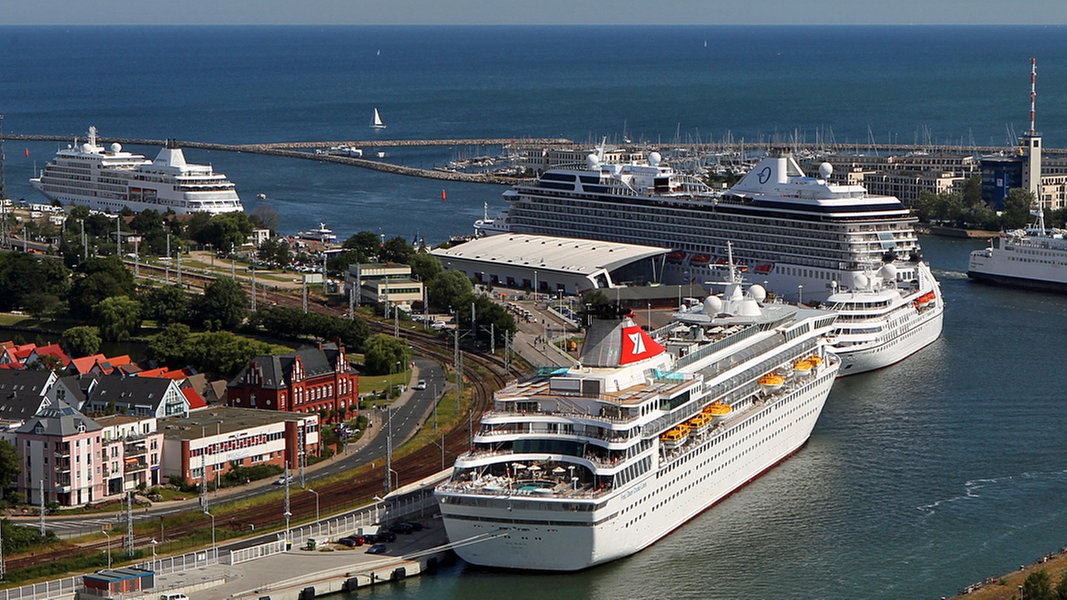 Vier Kreuzfahrtschiffe stehen 2012 am Passagierkai des Ostseebades Warnemünde