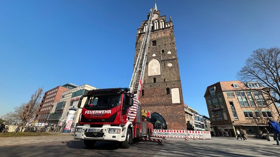 Die Rostocker Feuerwehr stellte eine Drehleiter, damit das städtischen Immobilienverwaltungsunternehmen das Kröpeliner Tor genau untersuchen kann. © NDR Foto: Dennis Mollenhauer