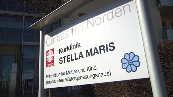 Ein Schild vor einem Gebäude mit der Aufschrift "Caritas im Norden, Kurklinik Stella Marus, Prävention für Mutter und Kind" © NDR 