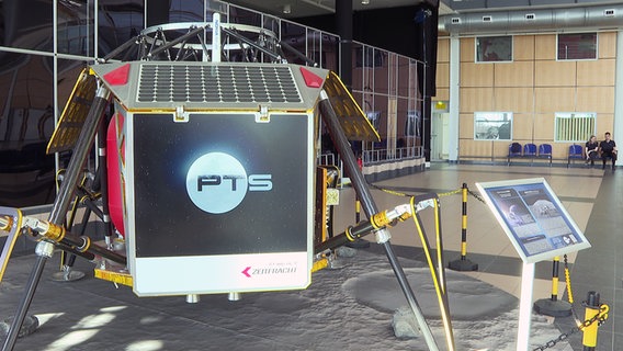 In einem Bereich des Terminals des Flughafens Rostock-Laage ist eine künstliche Mondlandschaft errichtet worden. © NDR Foto: NDR