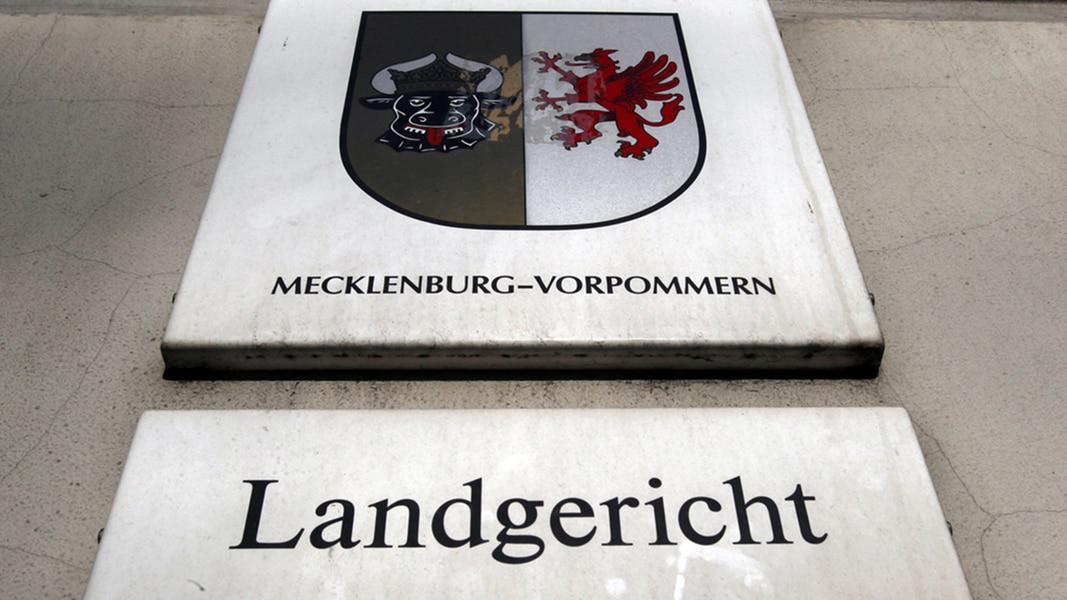 Schild des Landgerichts in Neubrandenburg