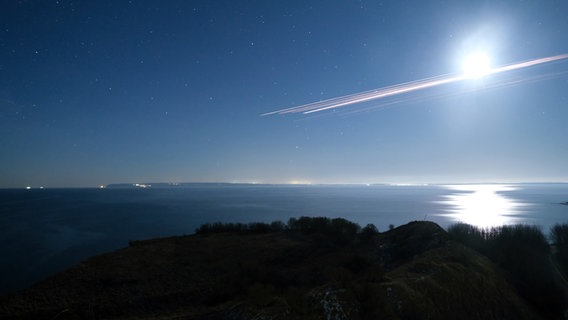 Eine verglühende Stufe einer Weltraumrakete am Nachthimmel über Rügen © Tourismusgesellschaft mbH Kap Arkona  Foto: Tourismusgesellschaft mbH Kap Arkona 