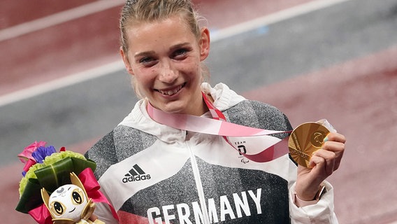 Die Greifswalderin Lindy Ave präsentiert ihre Goldmedaille bei den Paralympics in Tokio. © dpa-Bildfunk Foto: Marcus Brandt/dpa