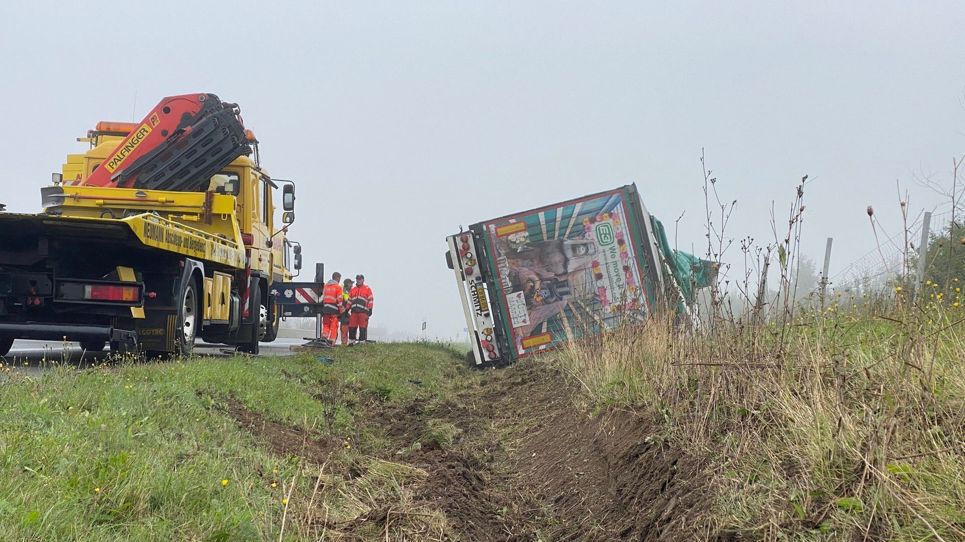 a20 vorubergehend gesperrt mit papier beladener lkw umgesturzt ndr de nachrichten mecklenburg vorpommern