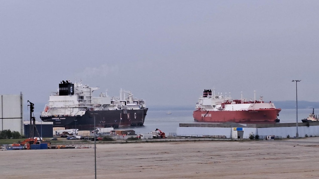 Die Rias Baixas Knutsen (rechts), ein Frachter aus den USA mit Flüssigerdgas an Bord, fährt in den Hafen von Mukran ein. Daneben ist ein weiterer LNG-Frachter zu sehen, der dort bereits vor Anker liegt