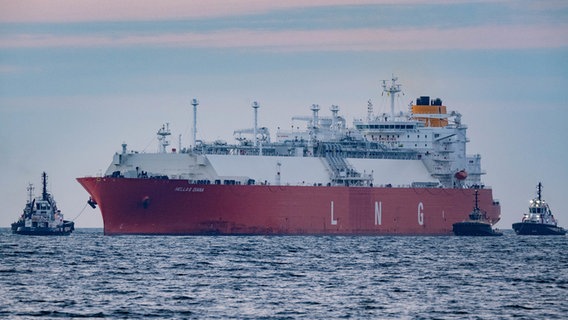 Von Schleppern begleitet transportiert der LNG Tanker "Hellas Diana" eine Ladung LNG zum Energie-Terminal "Deutsche Ostsee". © dpa Bildfunk Foto: Stefan Sauer