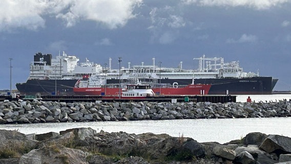 Die "Coral Energy" liegt Mitte September 2024 am LNG-Terminal in Mukran auf Rügen. © Bürgerinitiative Lebenswertes Rügen" 