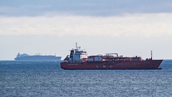 Am 27. Dezember 2022 wird der LNG-Shuttletanker "Korallenfavia" liegt vor Sassnitz vor Anker. Im Hintergrund der LNG-Tanker "Meeresgipfel Hispania".  © dpa Foto: Stefan Sauer