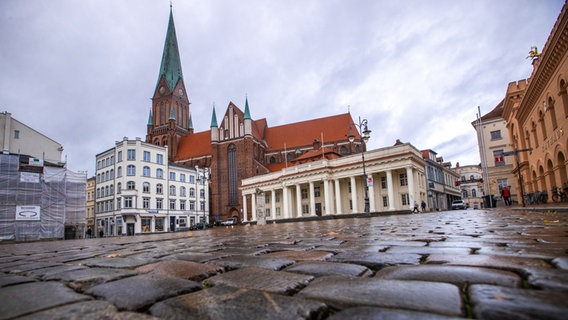 Ein fast menschenleerer Marktplatz vor dem Schweriner Dom. © picture alliance/dpa/dpa-Zentralbild Foto: Jens Büttner