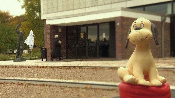 Die Figur eine Loriot-Hundes sitzt vor der Rostocker Kunsthalle. © Screenshot Foto: Screenshot