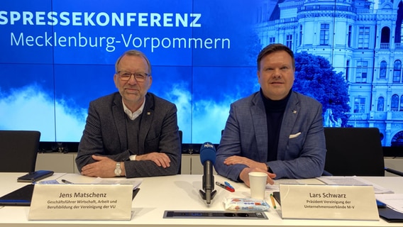 Jens Matschenz und Lars Schwarz bei der Landespressekonferenz Mecklenburg-Vorpommern. © NDR 