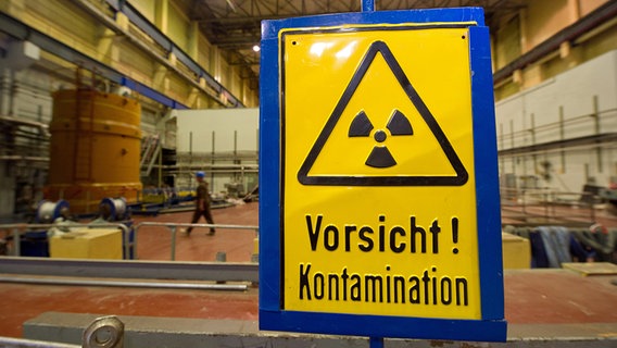 Warnschild im ehemaligen Kernkraftwerk Lubmin © dpa-Bildfunk Foto: Stefan Sauer/dpa-Bildfunk