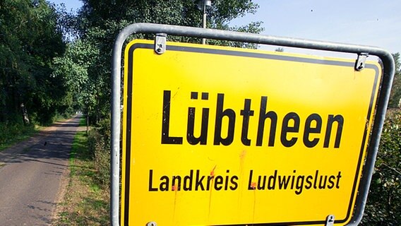 Straßenschild von Lübtheen (Mecklenburg-Vorpommern) © picture-alliance/ ZB 