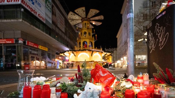 Zahlreiche Kerzen stehen zum Gedenken an die Opfer vor dem Weihnachtsmarkt in Magdeburg. © Sebastian Kahnert/dpa +++ dpa-Bildfunk Foto: Sebastian Kahnert/dpa +++ dpa-Bildfunk