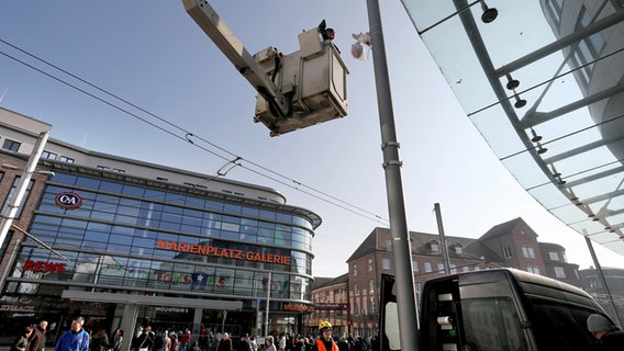 Eine Überwachungskamera wird am Marienplatz installiert. © dpa-Bildfunk Foto: Bernd Wüstneck