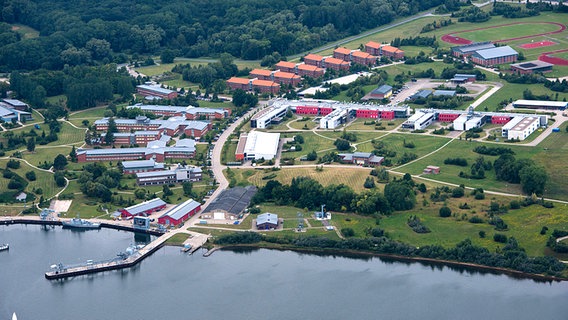 Das Areal der Marinetechnikschule Parow aus der Luft. © dpa Foto: Stefan Sauer