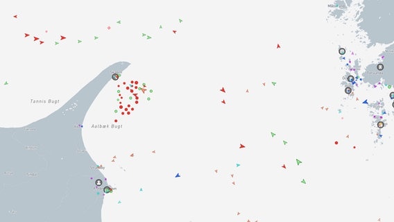 Ein Screenshot bei marinetraffic.com zeigt, wie etliche Tankschiffe vor Skagen an der Nordspitze Dänemarks auf Reede liegen. © marinetraffic.com Foto: marinetraffic.com