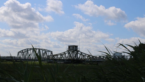 Die alte Meinigenbrücke auf dem Darß ist geöffnet. © NDR Foto: Konrad Buchwald