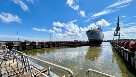 Das Schiff "MS Stubnitz" liegt für Wartungs- und Reparaturarbeiten auf der Werft Strela Shiprepair Yard in Stralsund. © NDR Foto: Matthias Ruuck