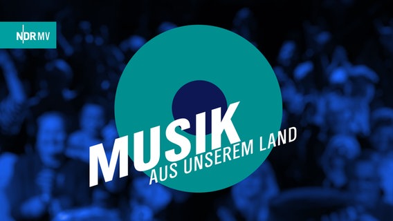 eine Menschenmenge im Hintergrund, im Vordergrund das Logo zur Rubrik "Musik aus unserem Land" © NDR 