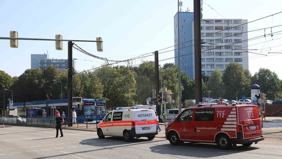 In Rostock ist eine Seniorin bei einem Unfall mit einer Straßenbahn lebensbedrohlich verletzt worden. © NonStopNews Foto: Stefan Tretropp