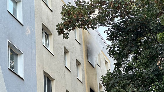 Rauch steigt aus dem fenster eines Hauses © Stefan Tretropp 