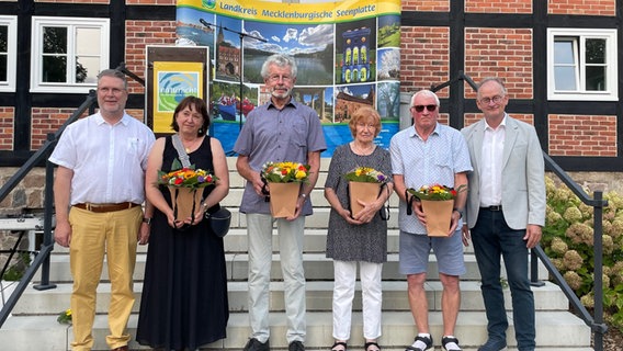 Thomas Diener, Kreistagspräsident (CDU), Sibylle Ockert, (Grabowhöfe), Werner Zerwer (Brogm/Friedland), Thekla Hecht (Neubrandenburg), Wilfried, Stegemann (Groß Nemerow), und Landrat Heiko Kärger (CDU) © NDR/ Frank Schwarz 