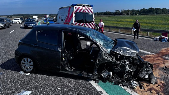 Ein Auto gerät auf der B96 auf Rügen in den Gegenverkehr und stößt mit einem Rettungswagen zusammen. © Freiwillige Feuerwehr Samtens 