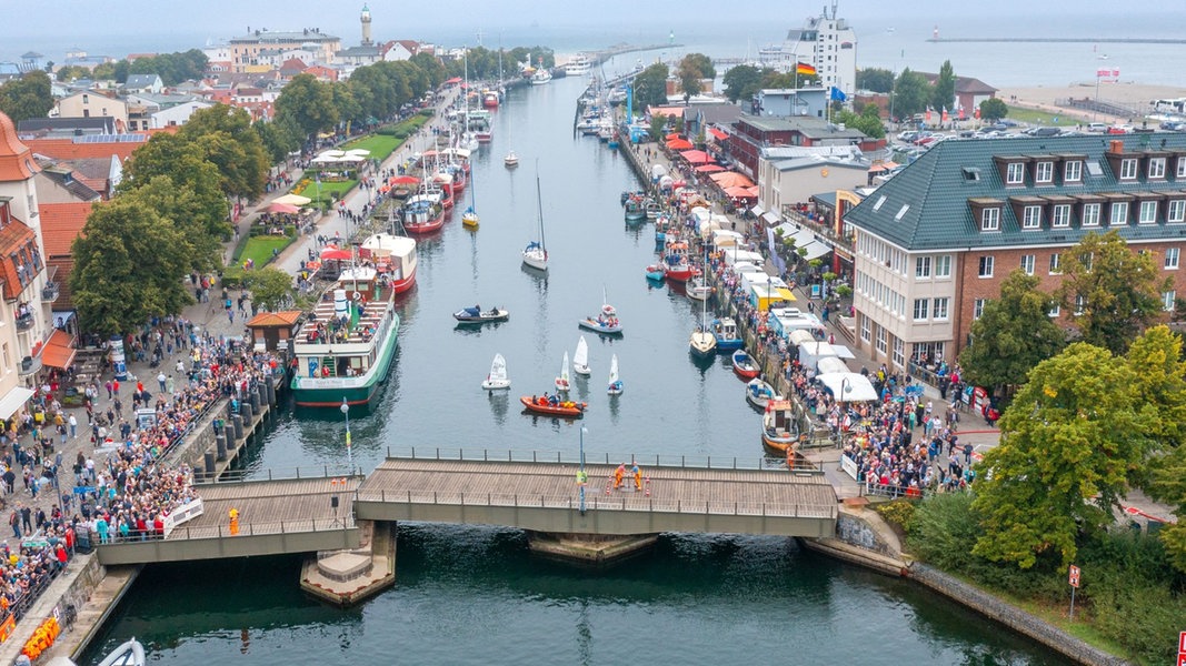 Brückenfest startet in Warnemünde